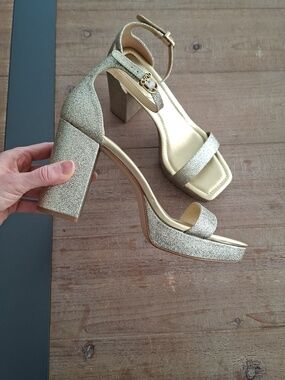 NWOT Michael Kors Gold Glitter/Sparkle Platform Y2K/70's-inspired Heels (US 10)